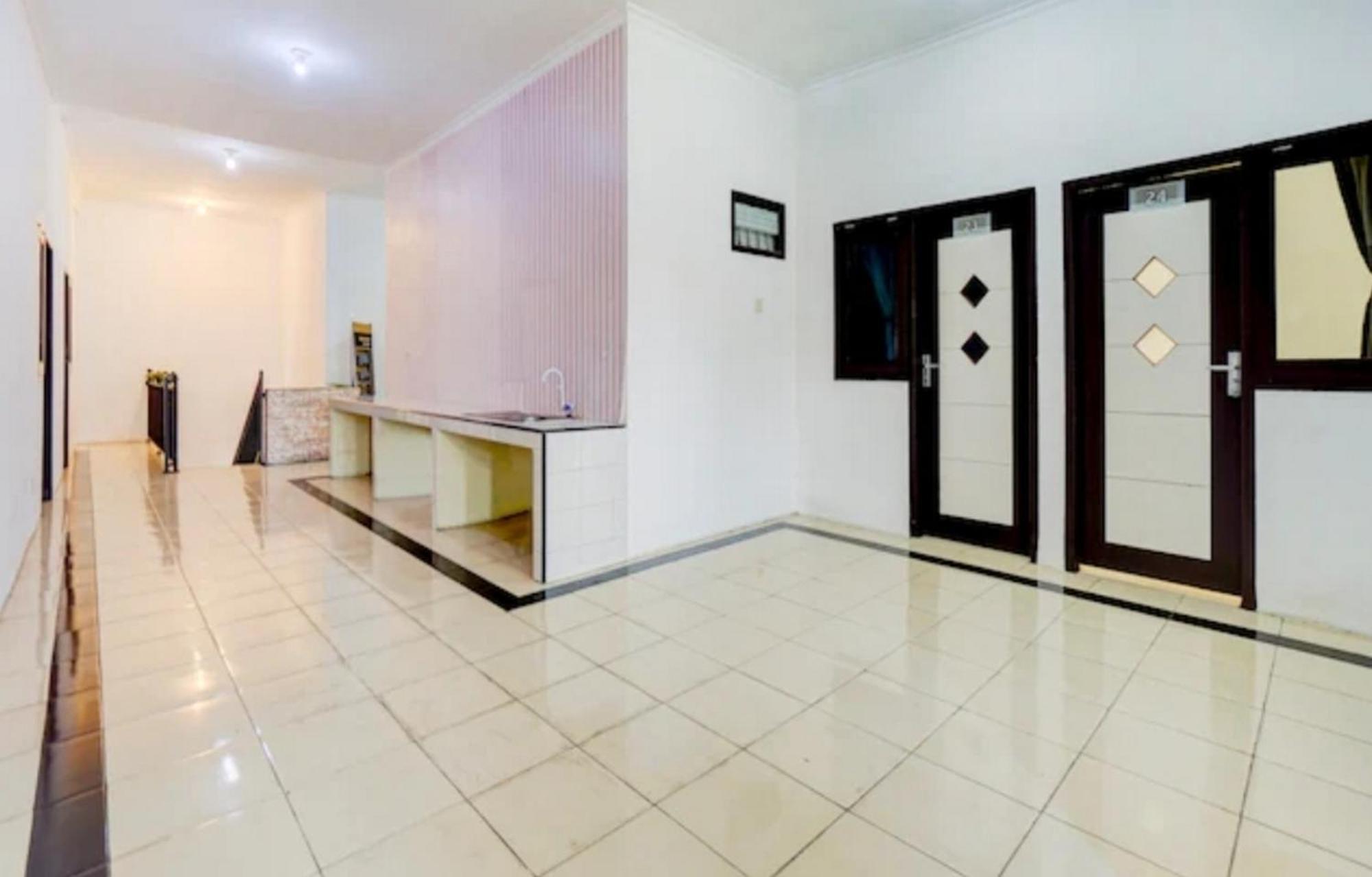 Hotel Reddoorz Near Plaza Araya Malang Blimbing  Zewnętrze zdjęcie