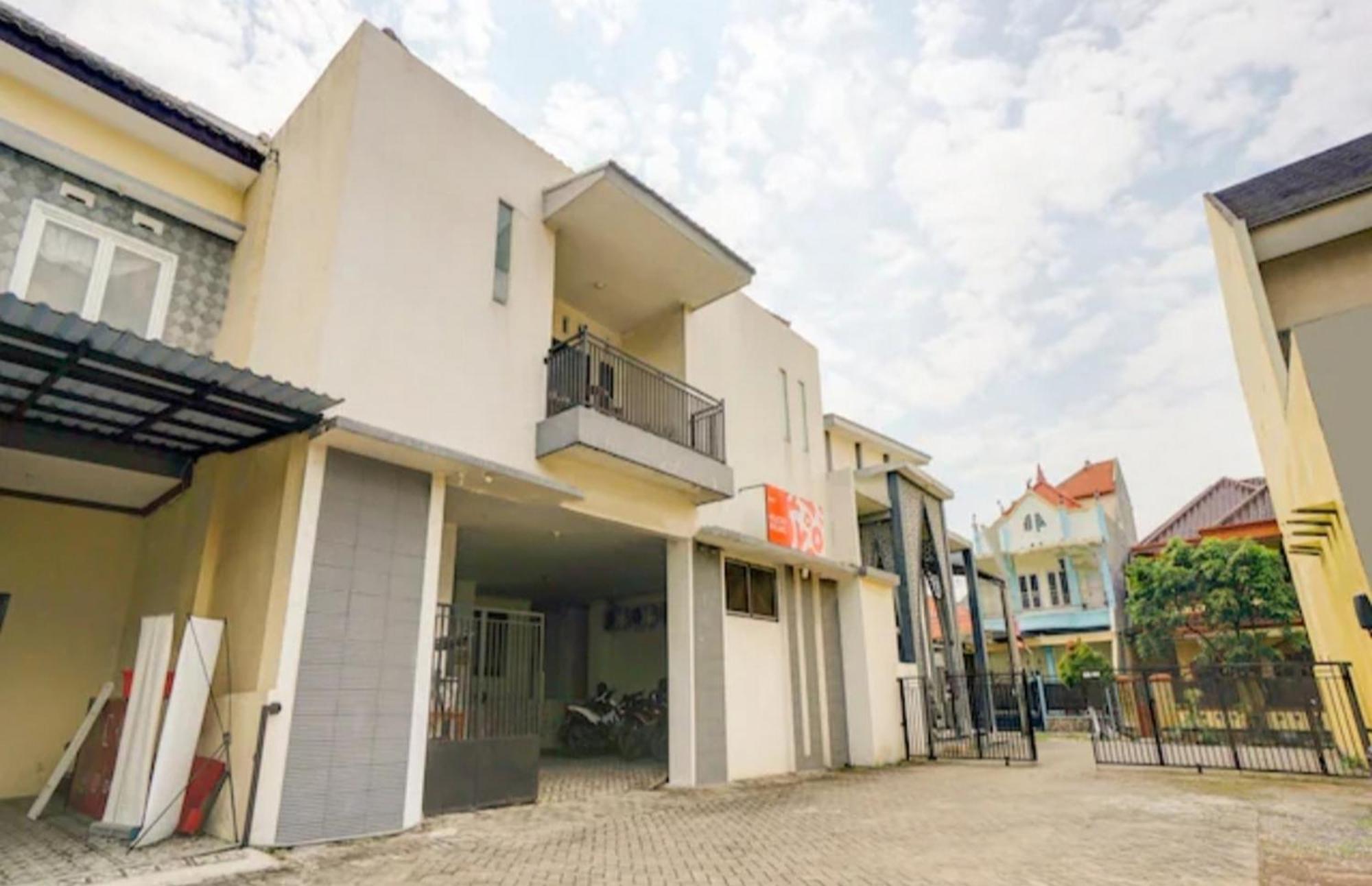 Hotel Reddoorz Near Plaza Araya Malang Blimbing  Zewnętrze zdjęcie